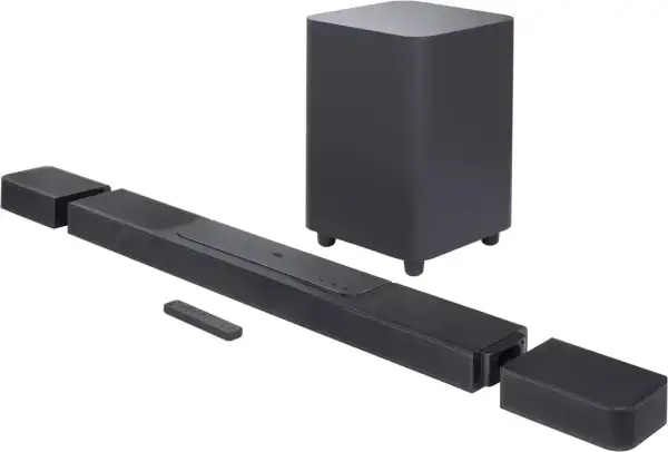 Soundbar JBL z subwooferem i pilotem, gotowy do podłączenia, by cieszyć się kinowym dźwiękiem. Dowiedz się, jak podłączyć głośnik JBL z telewizorem.