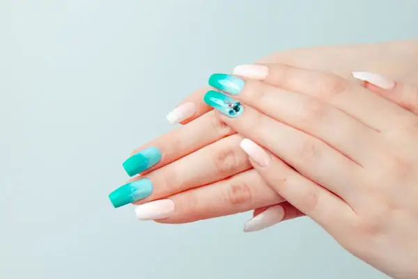 Dwukolorowe paznokcie: modny manicure krok po kroku. Odkryj sekrety!