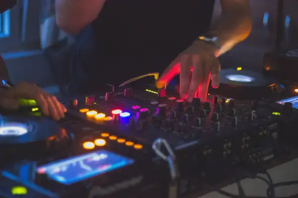 Ile zarabia DJ za noc? Zaskakujące stawki w Polsce i ich wpływ