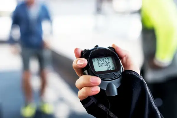 Cronómetro en mano, listo para medir el tiempo. Así es para que sirve un cronometro: para registrar cada segundo de tu entrenamiento y superar tus límites.