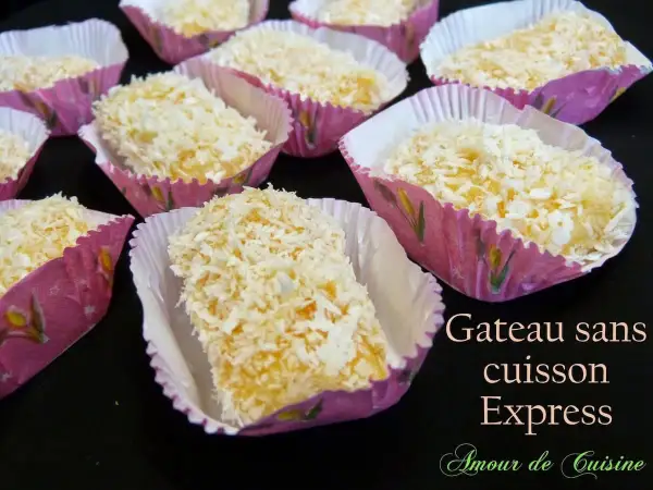 Plusieurs petits gâteaux sans cuisson, recouverts de noix de coco râpée, présentés dans des caissettes roses décorées.
