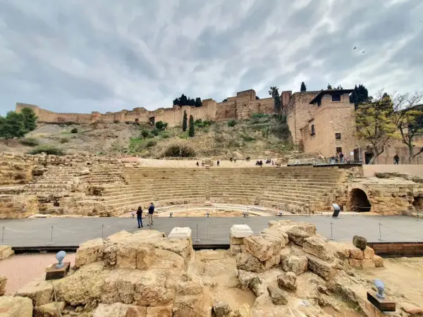 Teatro romano y Alcazaba, visitas imprescindibles en Málaga. Un viaje al pasado entre ruinas y murallas.