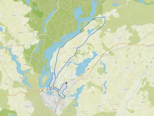 Mapa szlaku rowerowego wokół jeziora, prowadzącego przez malownicze tereny z licznymi jeziorami i lasami.