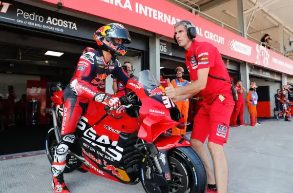 Piloto Pedro Acosta con su moto GasGas en el Mandalika Circuit. Un miembro del equipo le da el visto bueno.