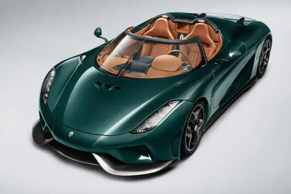 Zielony Koenigsegg Regera z beżowym wnętrzem, prezentujący swoje karbonowe nadwozie.