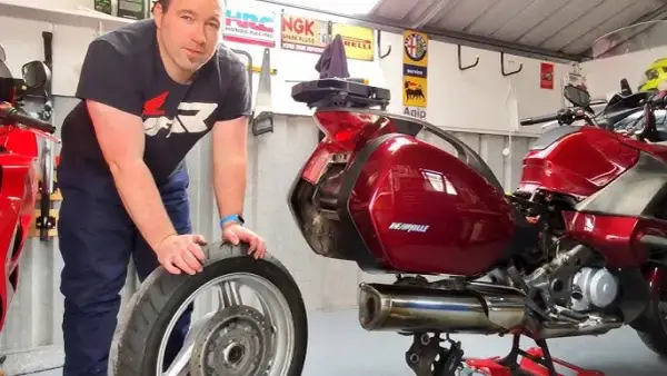 Ile oleju do silnika Honda Deauville 700? Oto kluczowe informacje