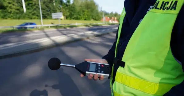 Policjant mierzy poziom hałasu. Sprawdza, ile decybeli może mieć auto, by nie przekraczać norm.