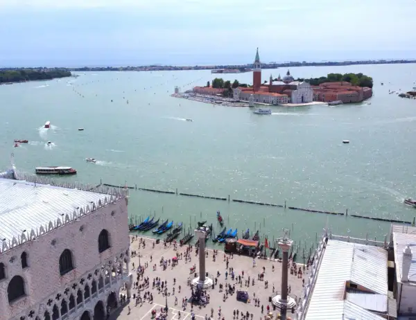 Vista aerea di Venezia con l'isola di San Giorgio in lontananza, gondole e piazza San Marco in primo piano.