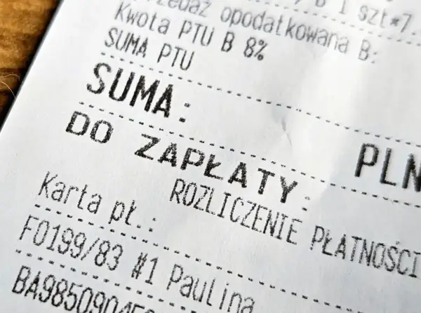 Fragment paragonu z napisem "SUMA", "DO ZAPŁATY" i "ROZLICZENIE PŁATNOŚCI".