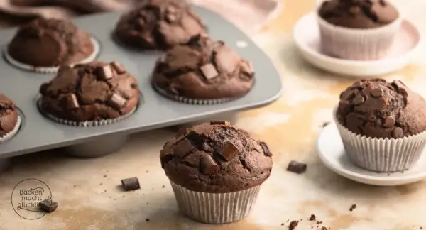 Saftige Schokomuffins mit Schokostückchen, frisch aus dem Ofen. Ein tolles Rezept für schokomuffins!