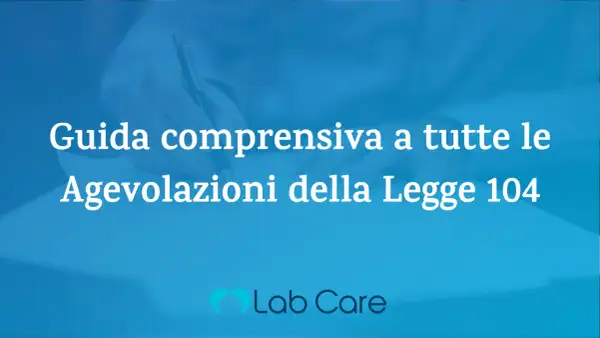 Guida completa alle agevolazioni della Legge 104. Mano che scrive su un foglio.