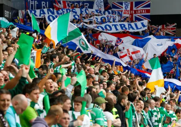 Tłum kibiców z flagami Irlandii i Wielkiej Brytanii. W tle transparenty z napisem "RANGERS". To lokalny rywal piłkarzy Glasgow Rangers.