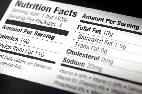 Etykieta z informacjami o wartościach odżywczych, pokazująca kaloryczność 190 kcal na porcję.