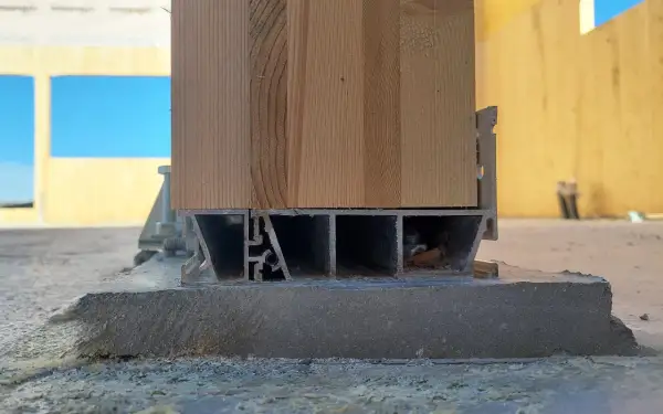 Detalle de cómo poner suelo de madera sobre cemento, mostrando la estructura de aluminio y madera sobre una base de hormigón.