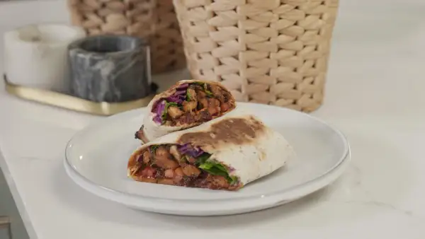 Pyszny, soczysty fit kebab z kurczakiem i warzywami, podany na talerzu. Idealny na szybki i zdrowy posiłek.