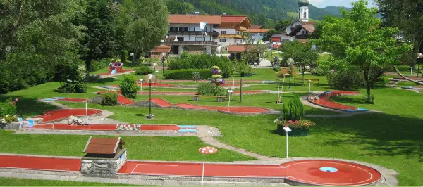 Grüne Wiesen und rote Bahnen laden zum Minigolf in Wiehl ein. Ein idyllischer Ort für Spaß und Spiel.