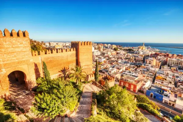 Vista panorámica de Almería capital, con su Alcazaba y el mar Mediterráneo. Un lugar ideal para visitar.
