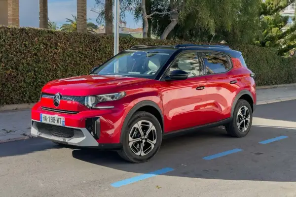 Czerwony Citroën C3 Aircross zaparkowany na ulicy, z widocznym przodem i bokiem.