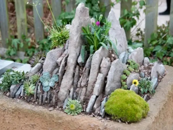 Kleine Felsenlandschaft mit Sukkulenten und Moos. Tolle Steingarten Ideen für ein Miniatur-Gebirge.