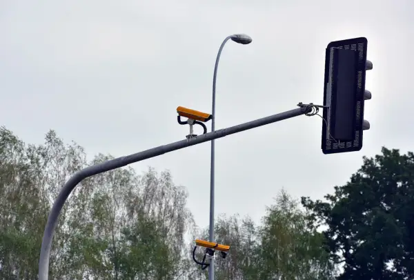Dwie kamery monitorują skrzyżowanie, pokazując, jak działa rejestrator przejazdu na czerwonym świetle.