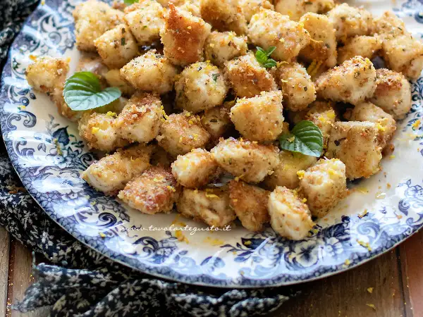 Bocconcini di pollo croccanti, dorati e profumati al limone, perfetti per ogni ricetta.