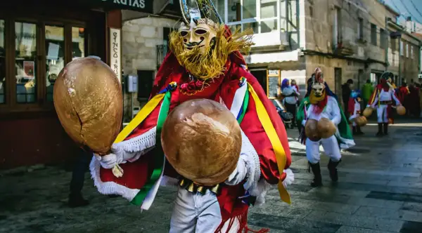 Personajes del Entroido de Xinzo de Limia, con sus máscaras y peliqueiros, desfilan por las calles. ¡Una experiencia que ver en Xinzo de Limia!