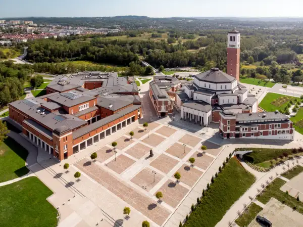 Sanktuarium św. Jana Pawła II w Krakowie z lotu ptaka, z placem i wieżą.