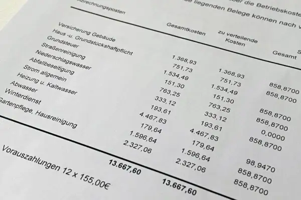 Eine Vorlage Nebenkostenabrechnung mit detaillierten Kostenaufschlüsselungen für Gebäudeversicherung, Grundsteuer, Heizung, Wasser und mehr.