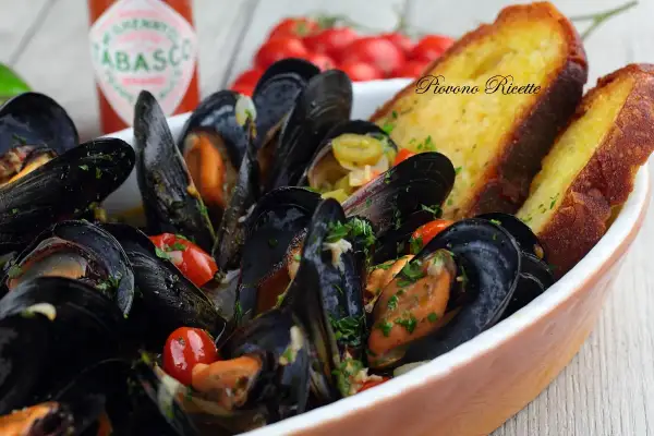 Sautè di cozze fumante, con pomodorini e pane tostato. Un piatto che profuma di mare e di casa.