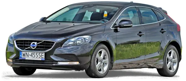 Czarne volvo hatchback z polskimi tablicami rejestracyjnymi WN 4555E, zaparkowane na tle zielonej trawy.