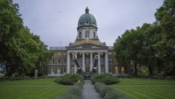 Imperial War Museum w Londynie, z dwoma działami skierowanymi ku niebu.