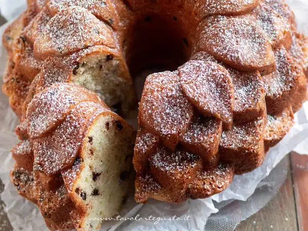Torta soffice con gocce di cioccolato e mascarpone nell'impasto, spolverata di zucchero a velo.