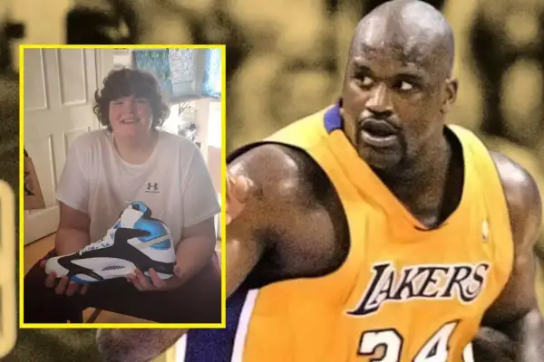 Chłopiec trzyma buta, który może być w jego rozmiarze, podczas gdy po prawej widać Shaquille O'Neal w koszulce Lakers.