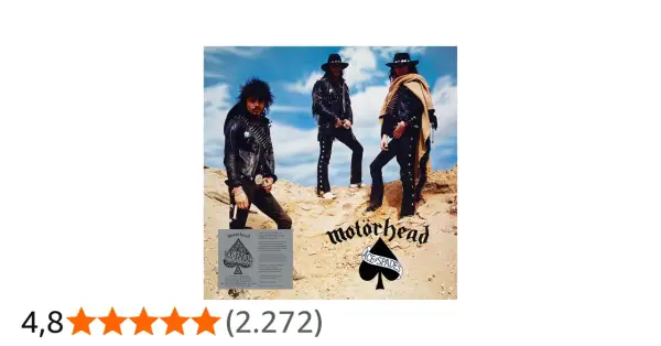 I tre membri dei Motörhead posano in un paesaggio desertico, con il logo "Ace of Spades" in primo piano.