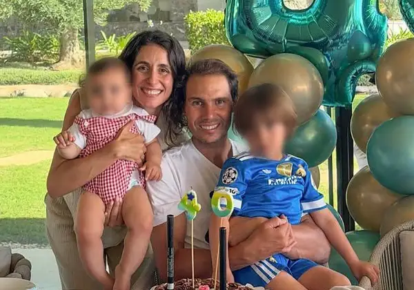 Familia feliz celebrando el cumpleaños de su hijo. Rafael Nadal sonríe junto a su esposa e hijos, rodeados de globos y un pastel.