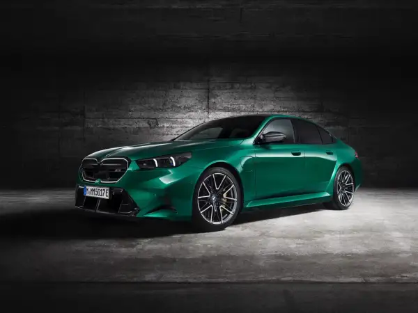Zielony BMW M5 Competition prezentuje swoją sportową sylwetkę. Sprawdź aktualną bmw m5 cena i poczuj moc.