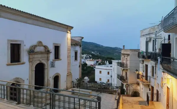 Un vicolo suggestivo con edifici bianchi e scorci panoramici. Ecco cosa vedere a Mattinata, tra storia e natura.