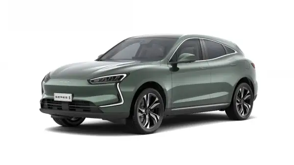 Zielony SUV Seres 5 z eleganckimi światłami LED i czarnymi felgami.