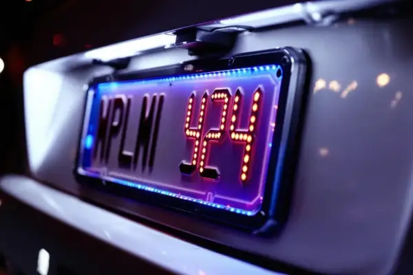 Plaque d'immatriculation personnalisée avec éclairage LED bleu et orange. Le dispositif d'éclairage doit rendre la plaque d'immatriculation visible à tout moment.