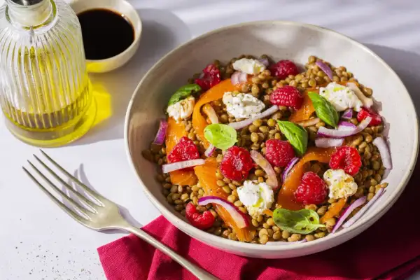 Salade de lentilles aux framboises, saumon fumé, fromage frais et oignons rouges.