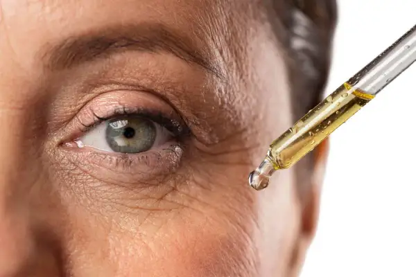 Goccia di siero con retinolo, per combattere le rughe e migliorare la pelle matura.