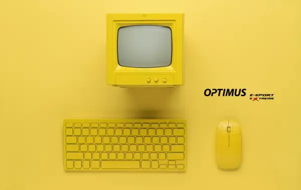 Żółty komputer retro, klawiatura i myszka. Logo "OPTIMUS E-SPORT EXTREME". Idealne do diagnostyki komputera.