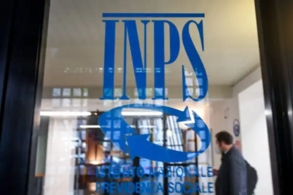 Ingresso INPS, dove si può richiedere la pensione anticipata per malattia oncologica. Un uomo entra nell'edificio.