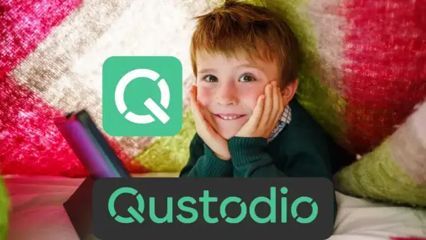 Uśmiechnięty chłopiec z tabletem, logo Qustodio symbolizuje kontrolę rodzicielską na komputerze.