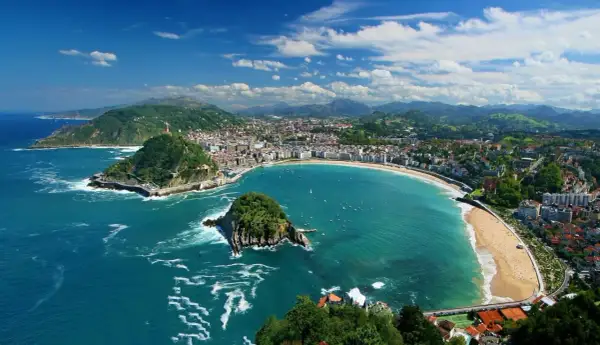 Bahía de la Concha, una de las ciudades más bonitas del norte de España, con su playa dorada y el islote de Santa Clara.