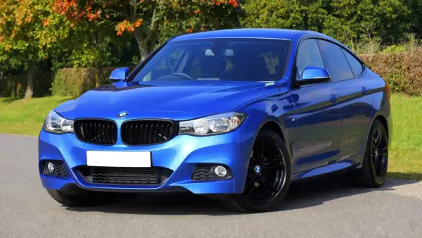 Coche azul BMW con matrícula blanca, ideal para consultar el matricular coche extranjero en España precio.