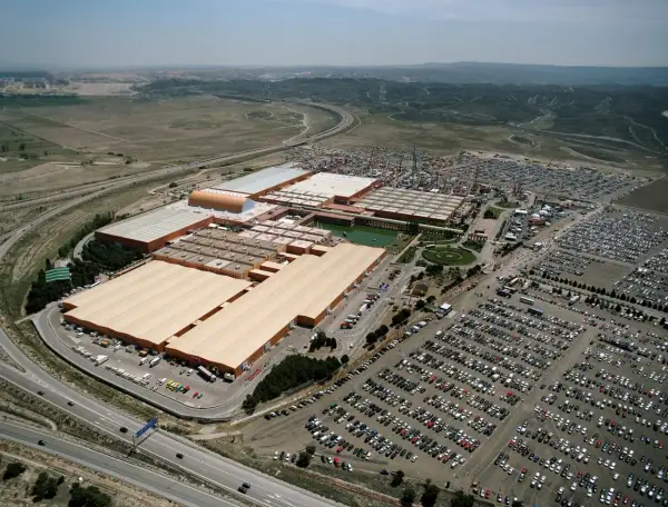 Vista aérea del recinto ferial de Zaragoza, con amplios aparcamientos y edificios. Consulta el **horario recinto ferial Zaragoza** para planificar tu visita.