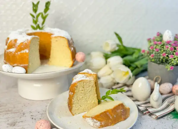 Puszysta babka z białek, oprószona cukrem pudrem, idealna na Wielkanoc. Wygląda jak najlepsza babka z białek, jaką można sobie wymarzyć!