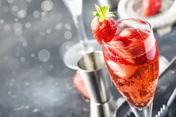 Najlepsze drinki z winem, które zaskoczą Twoich gości
