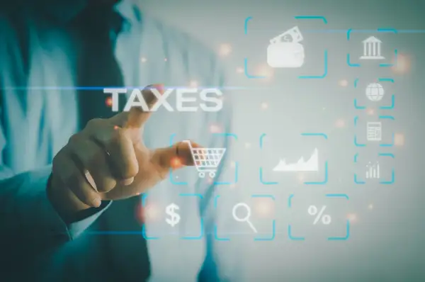 Dłoń dotyka ekranu z napisem TAXES. Wokół ikony symbolizujące finanse, handel i analizę danych, jak koszyk, portfel, wykresy, lupa, procent, kalkulator, bank i globus. To cyfrowy świat zarządzania podatkami, gdzie każdy element ma swoje znaczenie w sys...